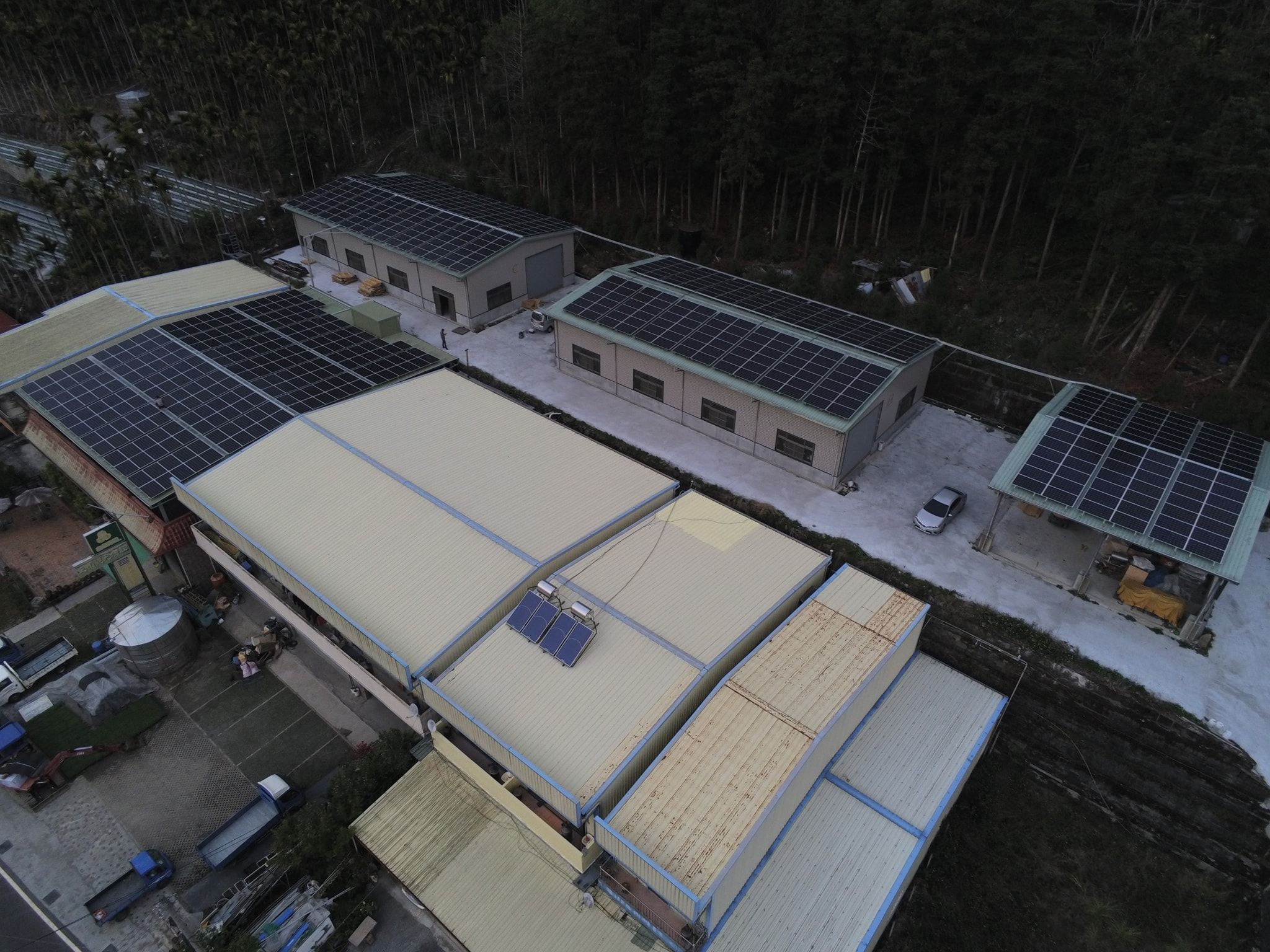 酒廠屋頂型太陽光電躉售系統-完工 (2).jpg