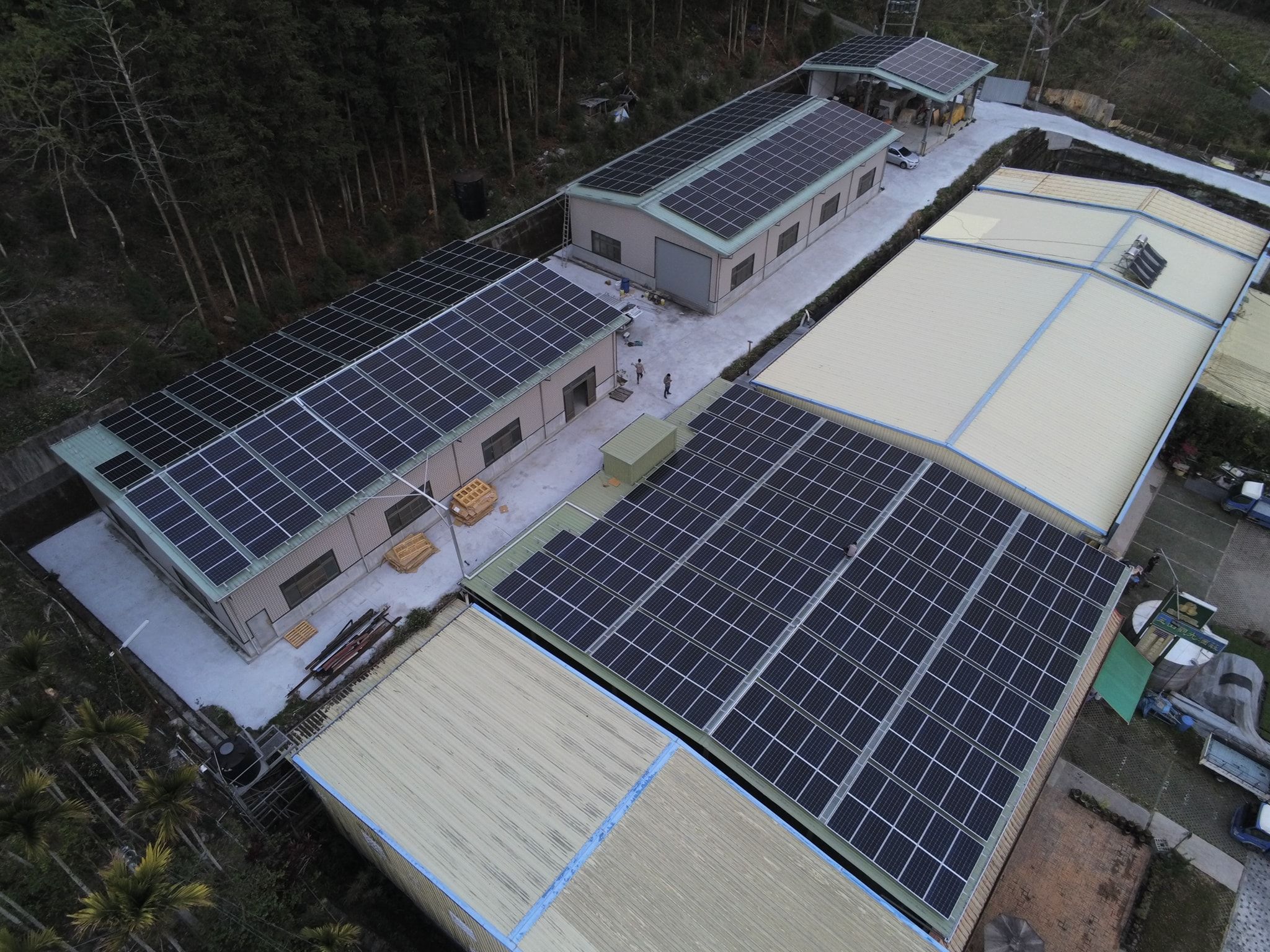 酒廠屋頂型太陽光電躉售系統-完工.jpg