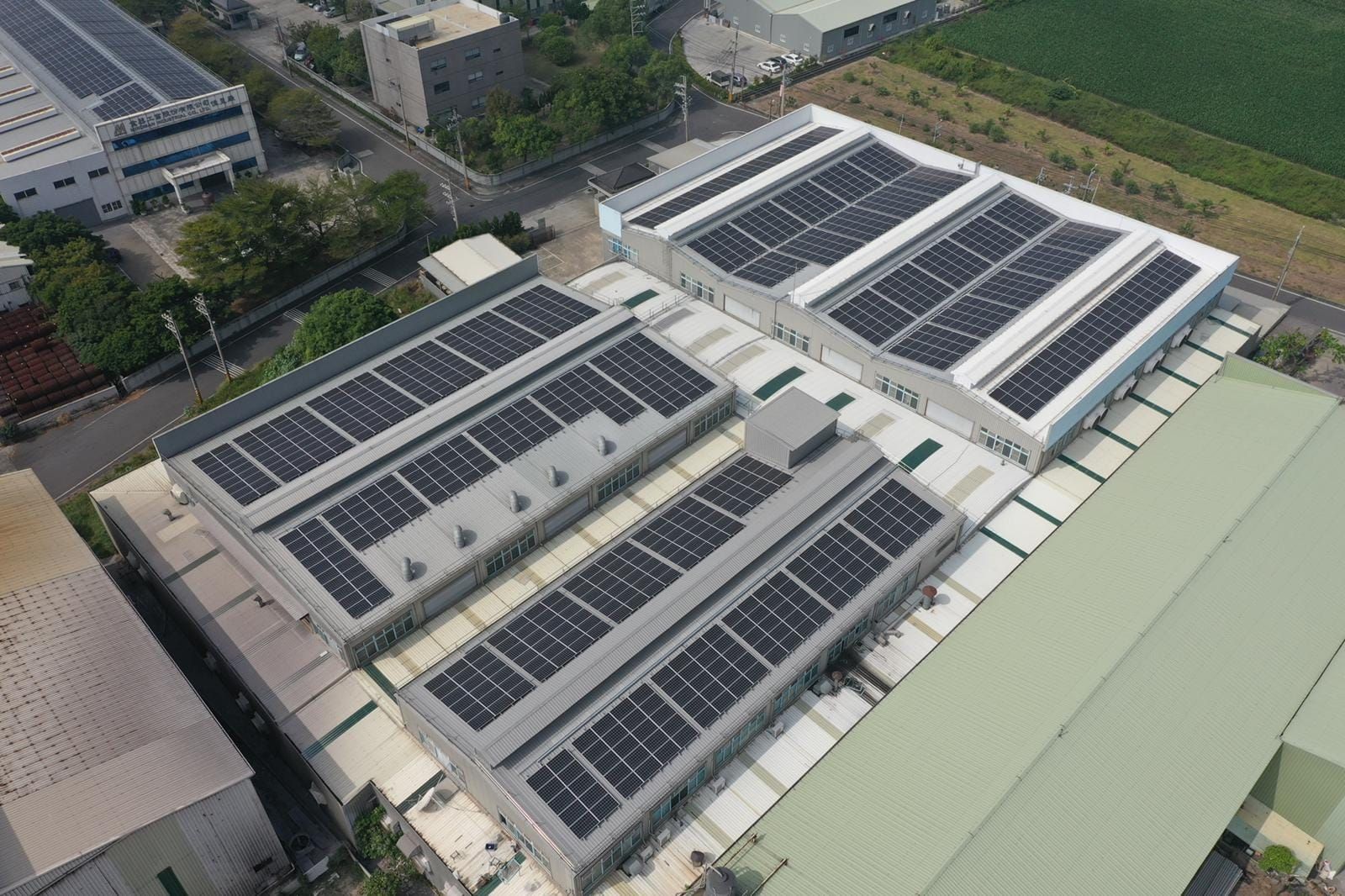 工廠屋頂型太陽光電躉售系統-完工.jpg