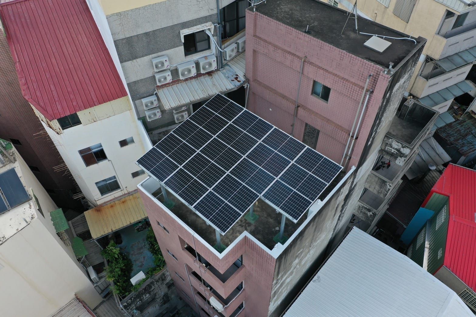 住商大樓屋頂型太陽光電躉售系統-完工 (2).jpg