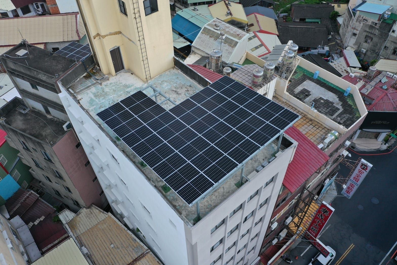 住商大樓屋頂型太陽光電躉售系統-完工.jpg