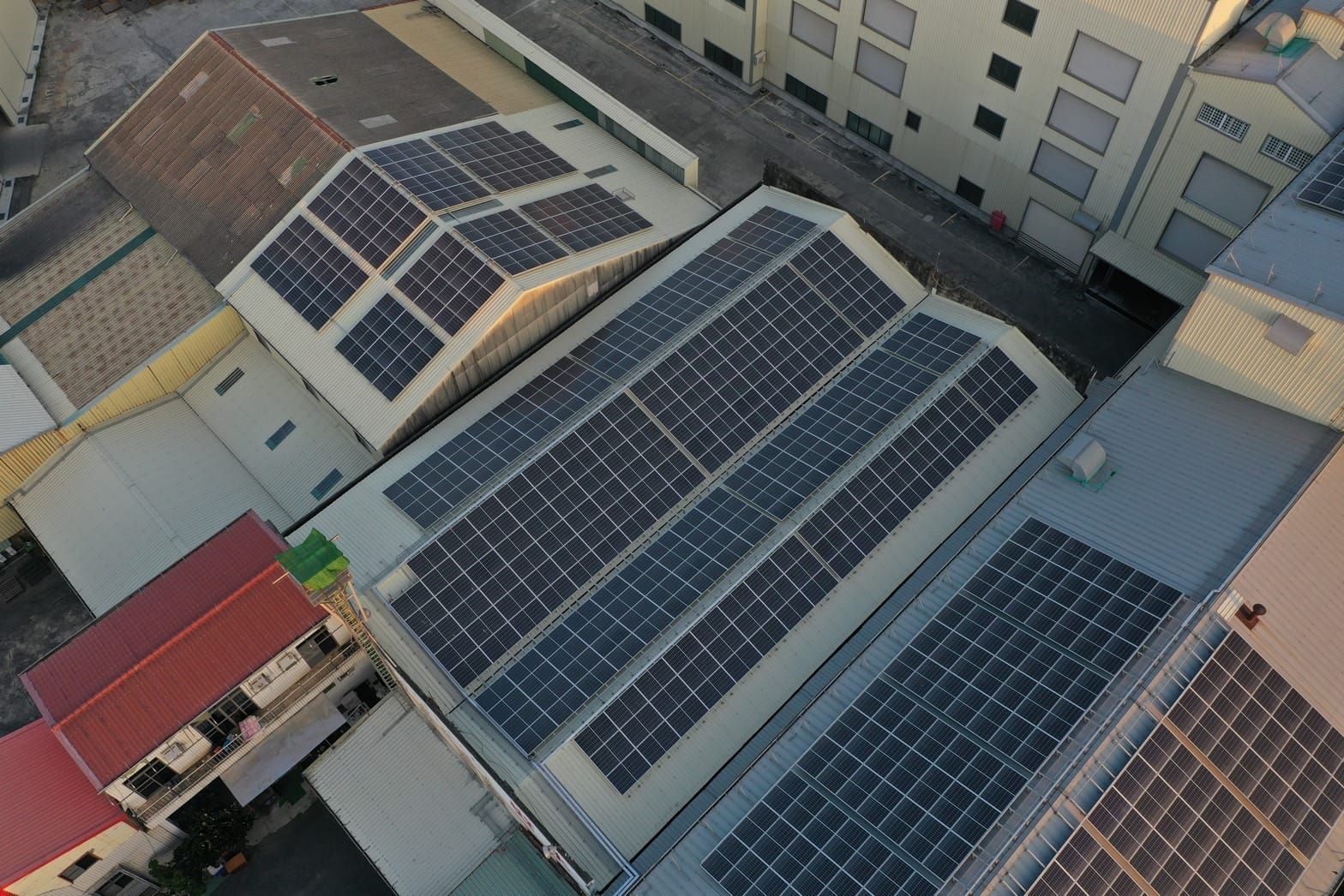 廠房屋頂型太陽光電躉售系統-完工 (2).jpg