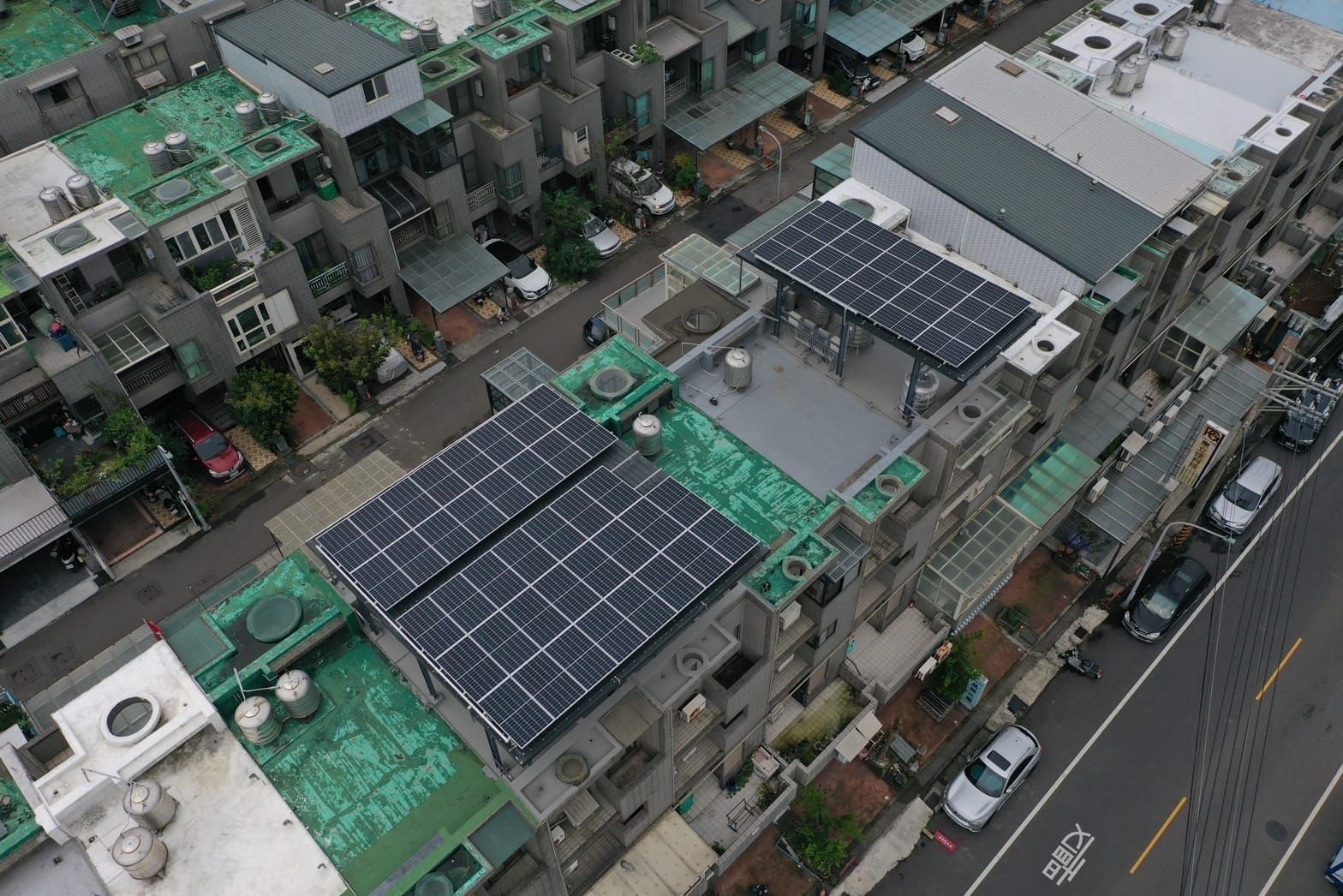 透天屋頂型太陽光電躉售系統-完工 (2).jpg
