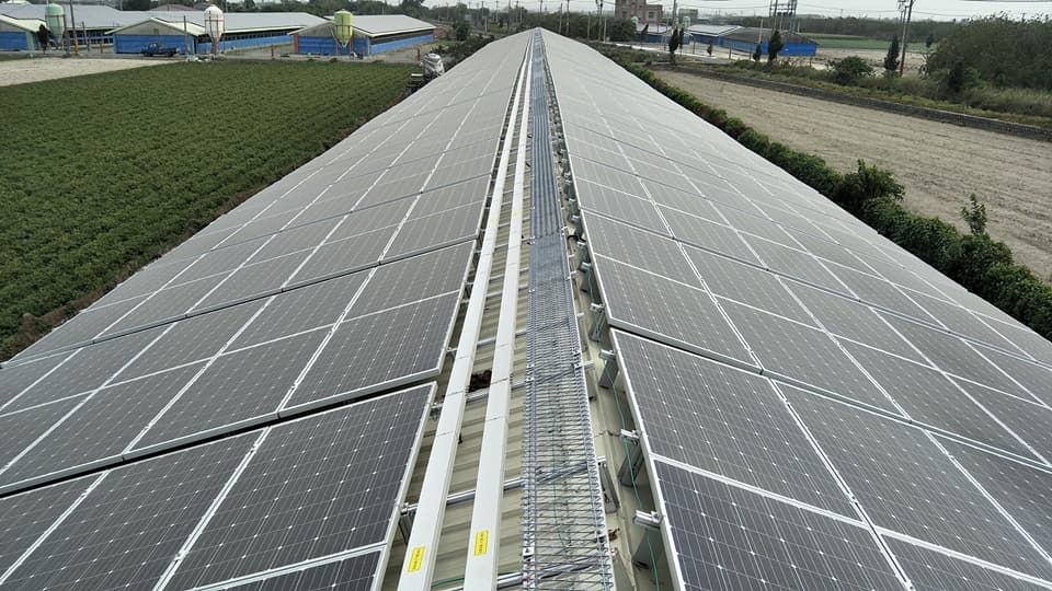 畜舍屋頂型太陽光電躉售系統-完工.jpg