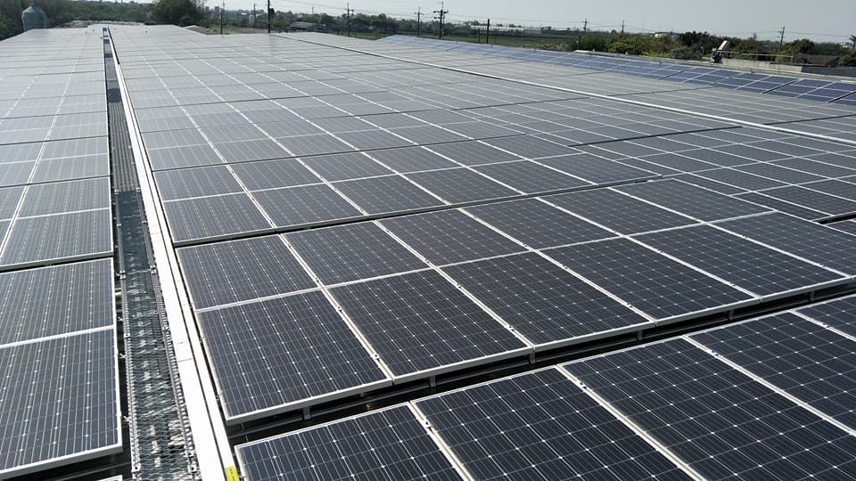 畜舍屋頂型太陽光電躉售系統-完工.jpg