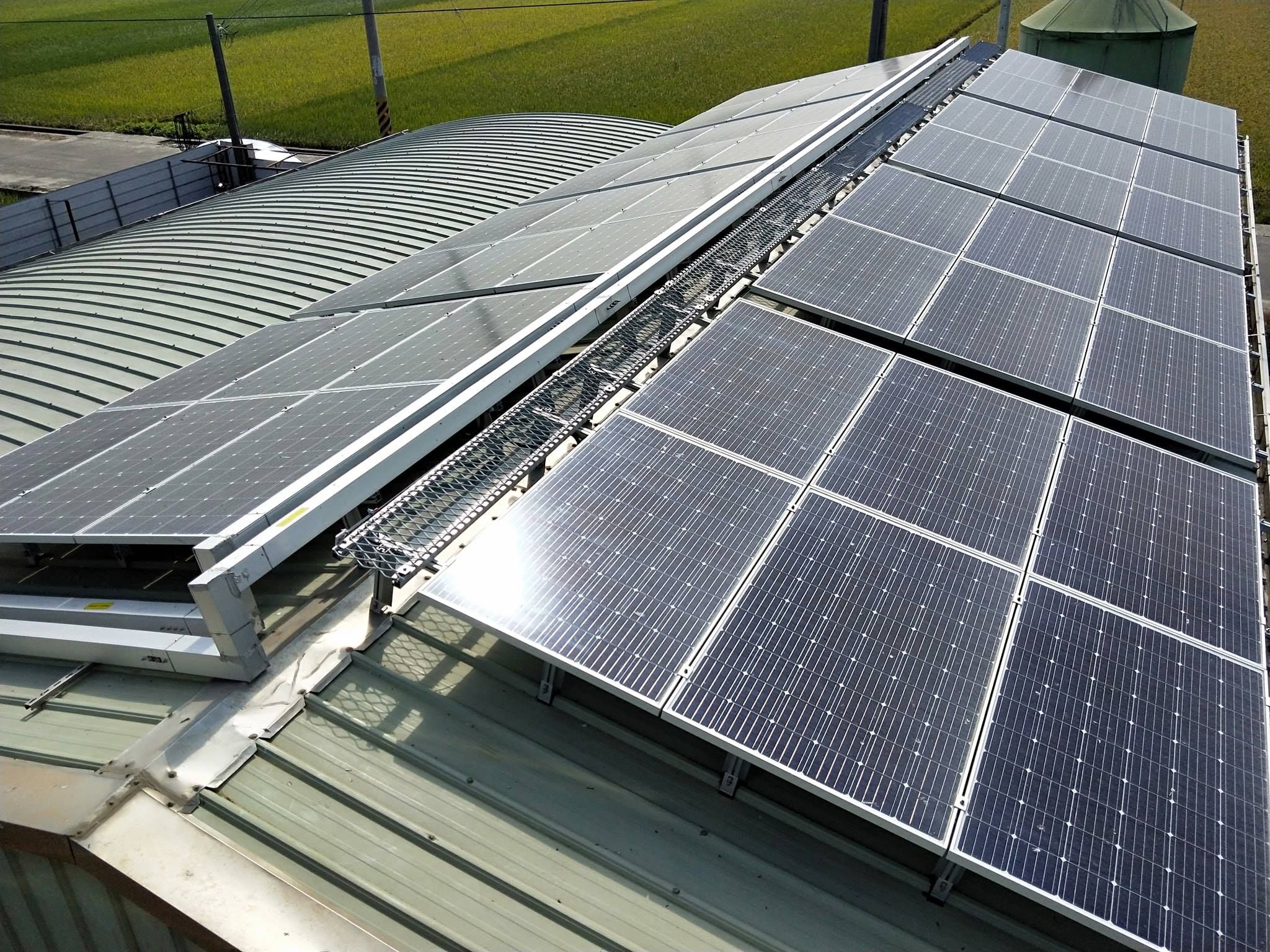 畜舍屋頂型太陽光電躉售系統-完工 (2).jpg