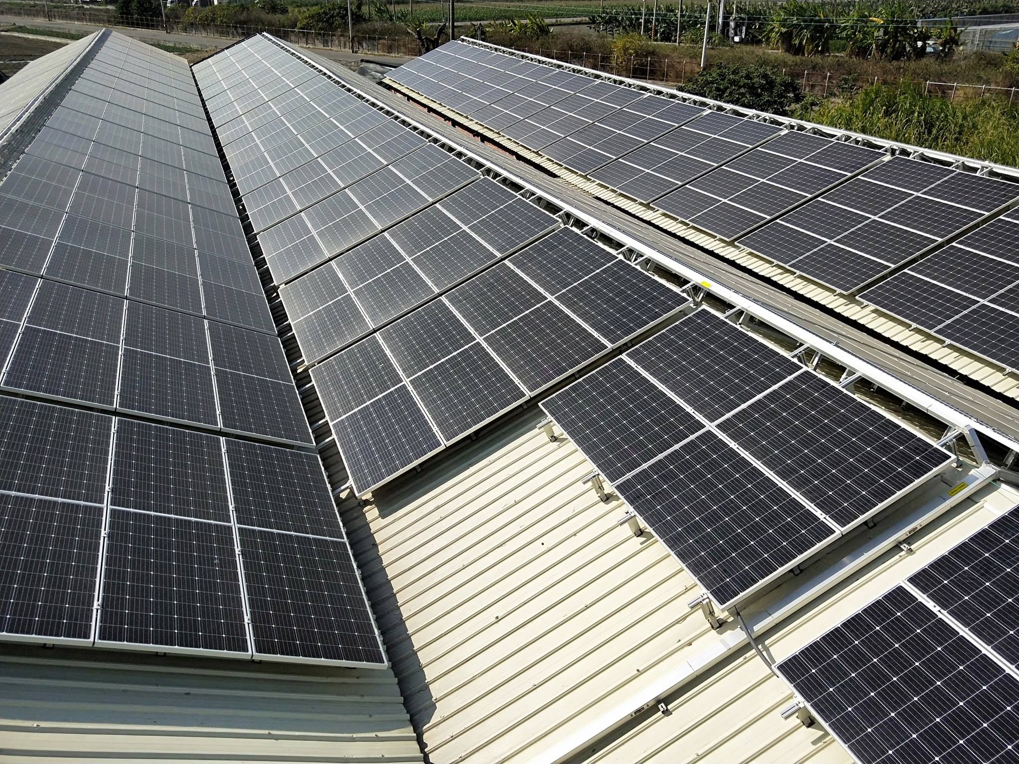 畜舍屋頂型太陽光電躉售系統-完工 (3).jpg