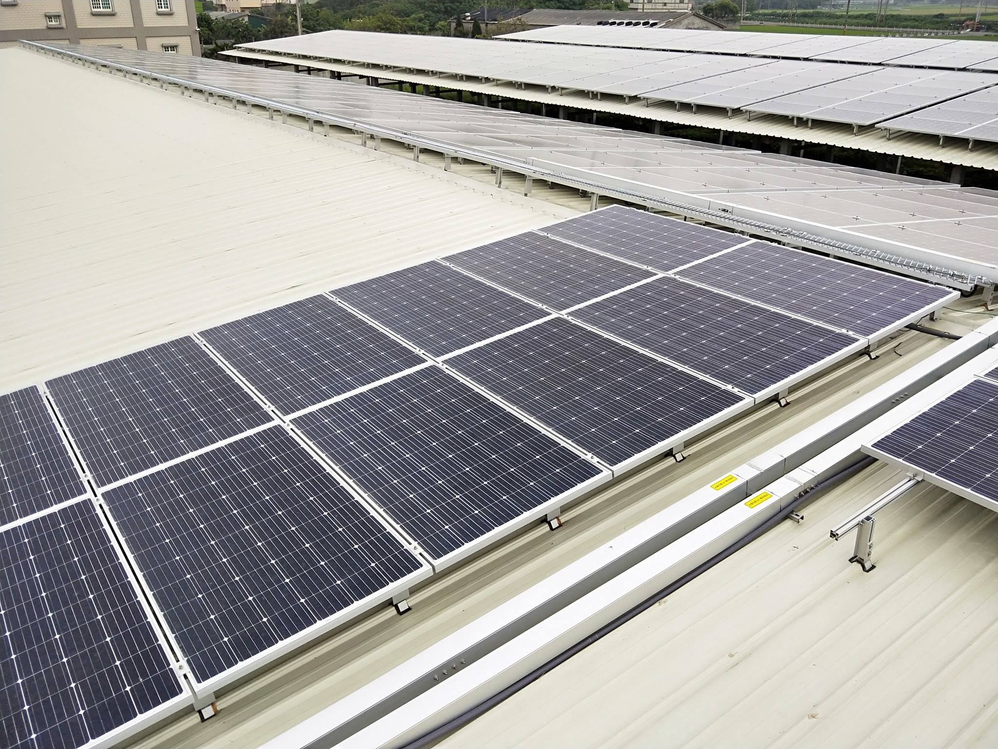畜舍屋頂型太陽光電躉售系統-完工 (3).jpg