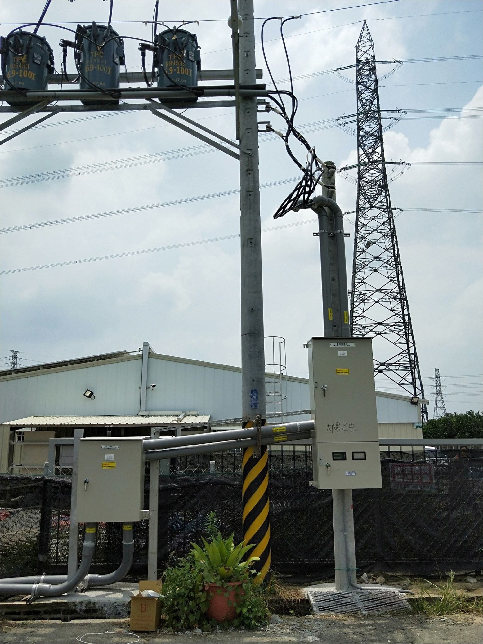 畜舍屋頂型太陽光電躉售系統-完工 (4).jpg
