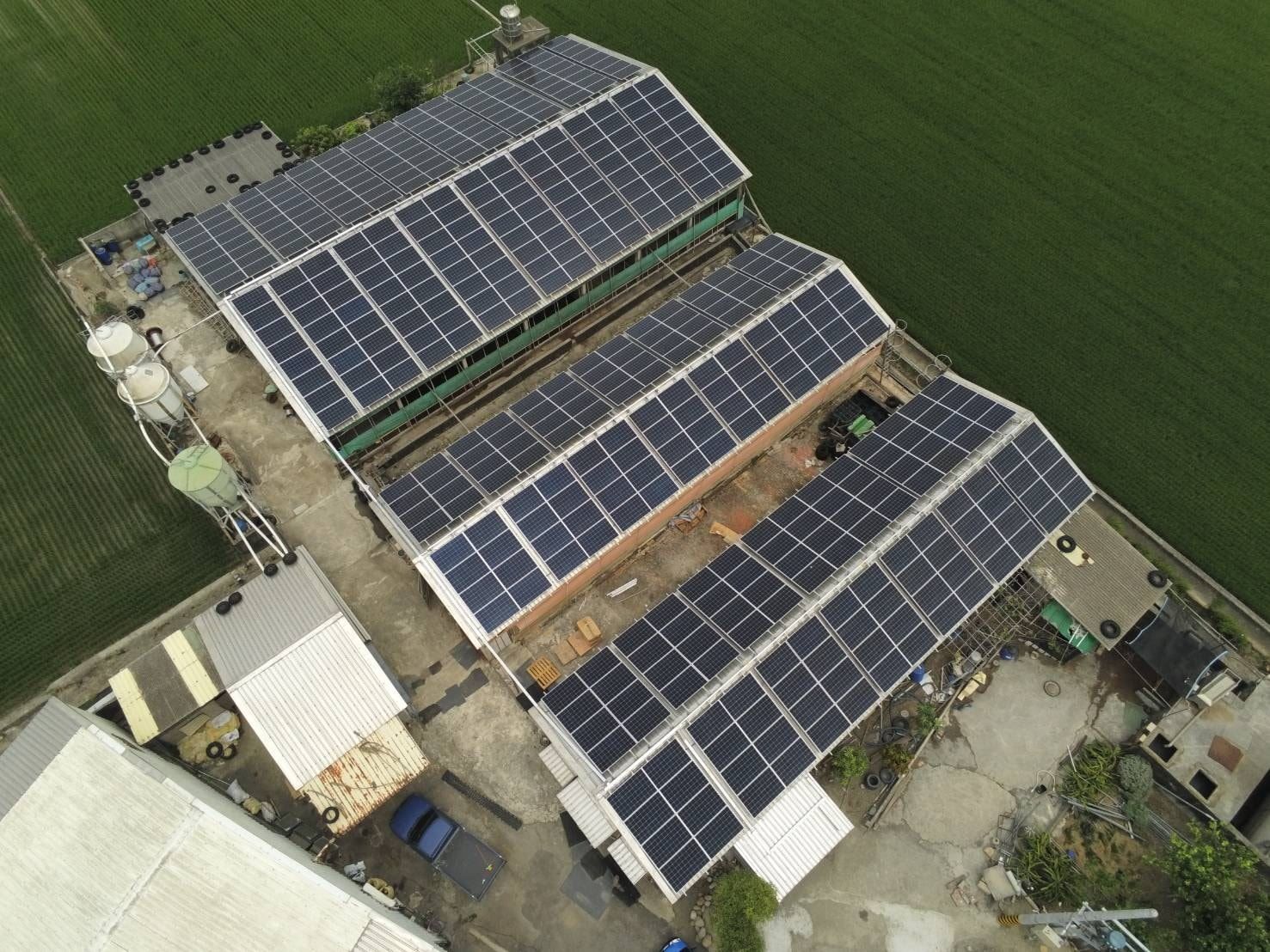 畜舍屋頂型太陽光電躉售系統-完工.jpg
