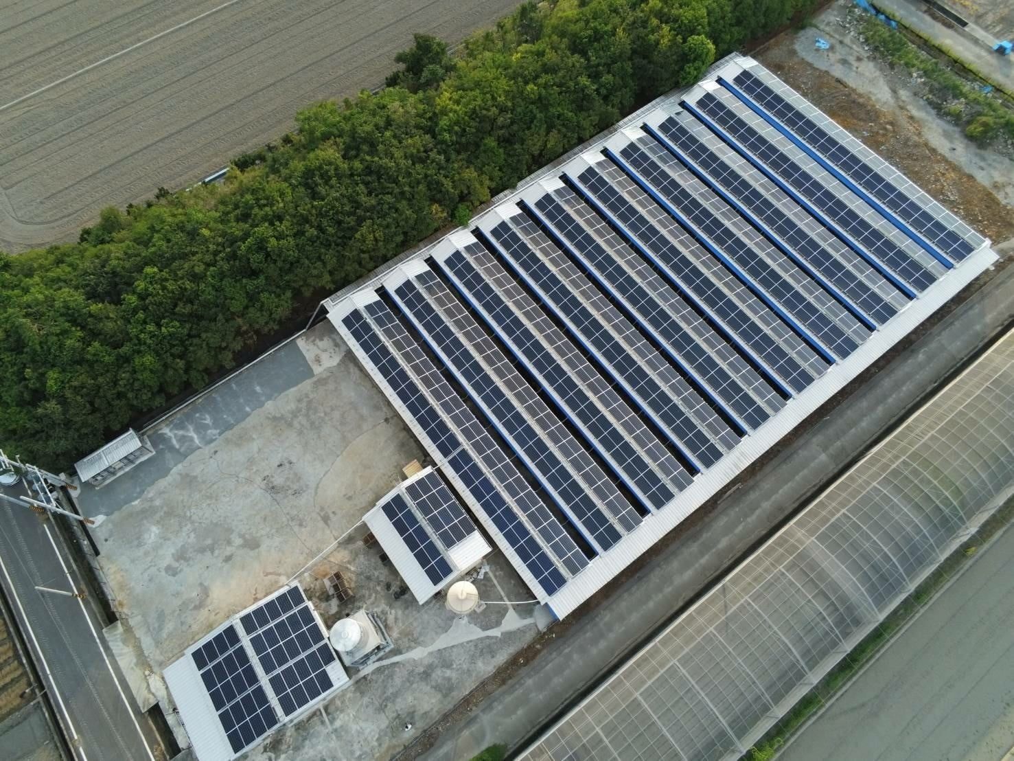 畜舍屋頂型太陽光電躉售系統-完工.jpg