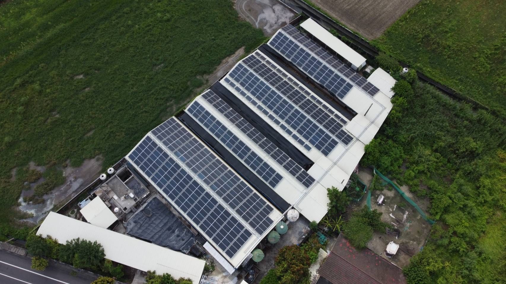 畜舍屋頂型太陽光電躉售系統-完工~.jpg
