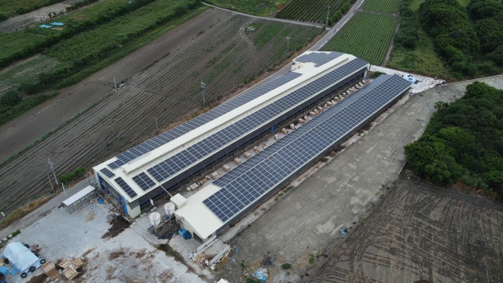 畜舍屋頂型太陽光電躉售系統-完工 (2).jpg