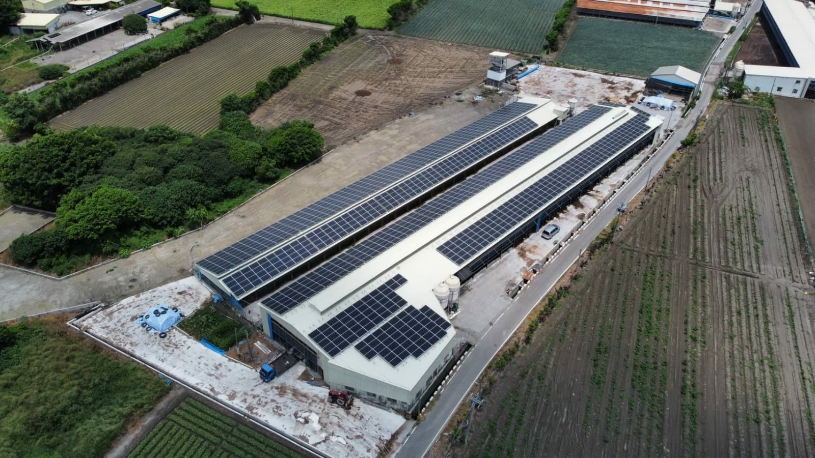 畜舍屋頂型太陽光電躉售系統-完工.jpg