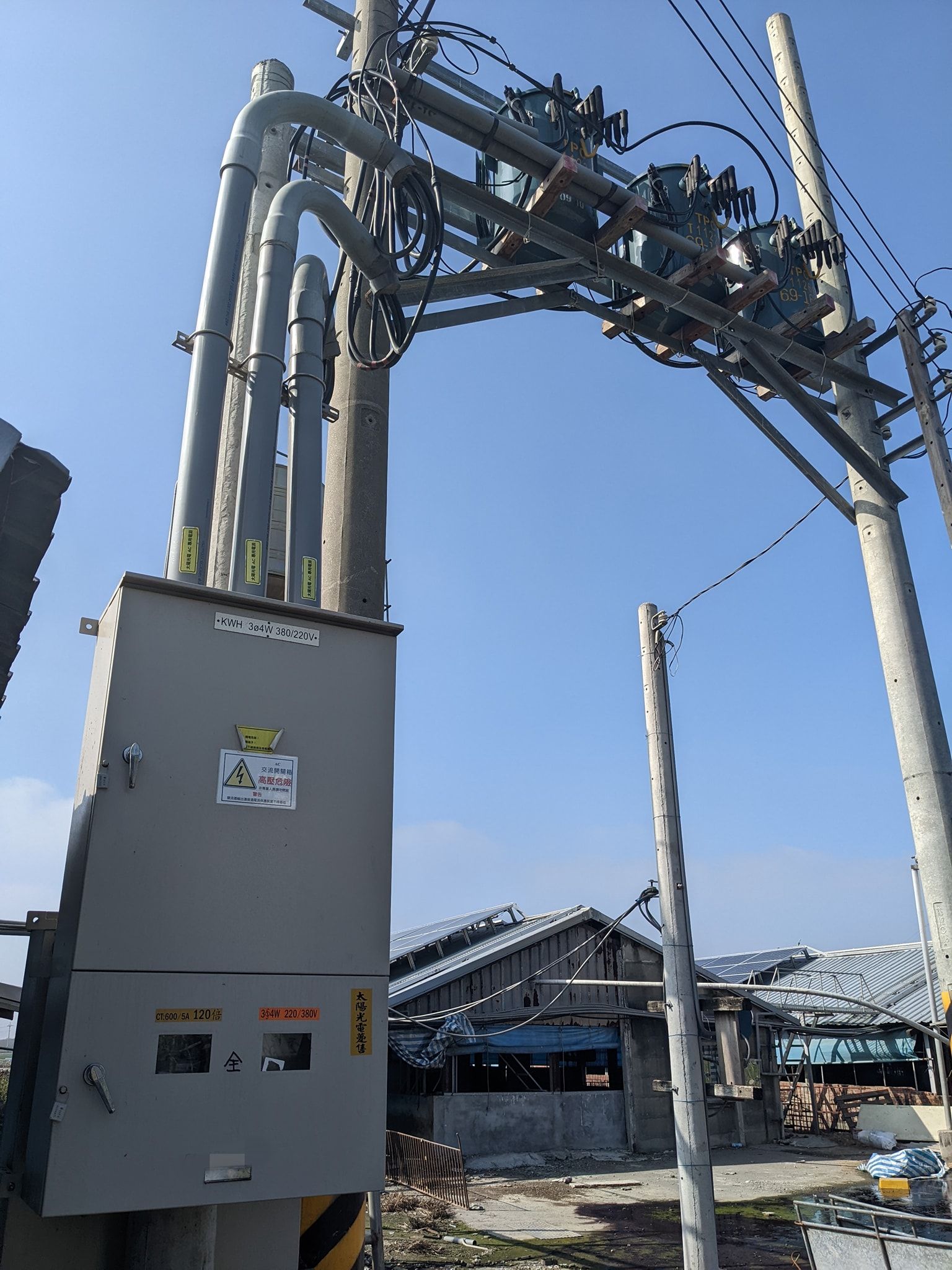 畜舍屋頂型太陽光電躉售系統-完工 (3).jpg