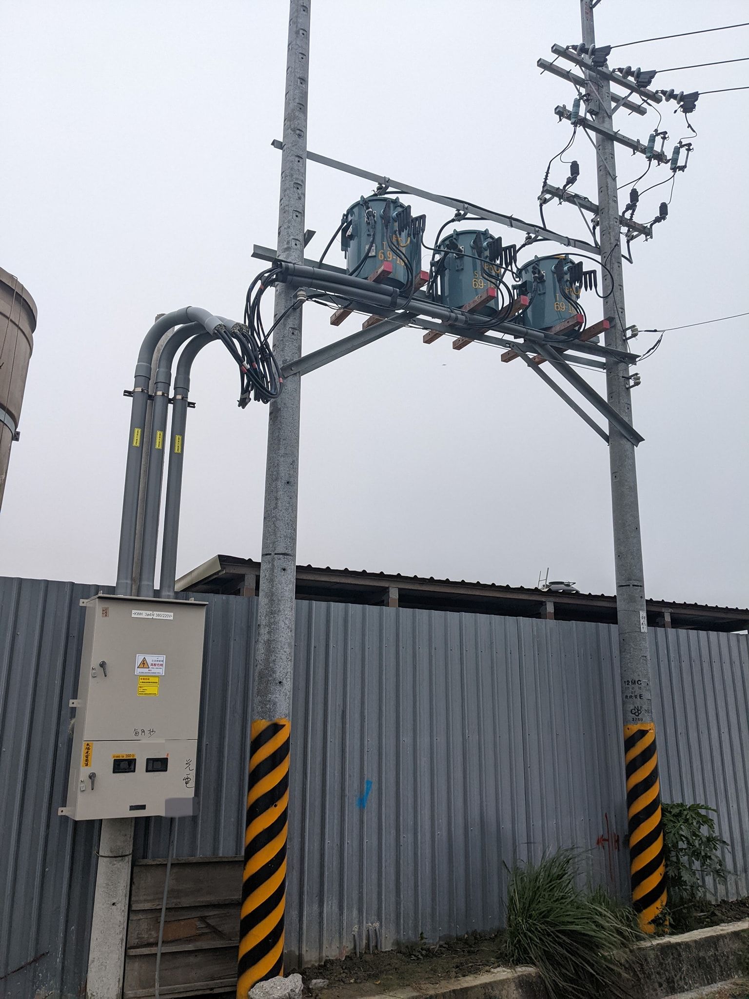 畜舍屋頂型太陽光電躉售系統-完工 (2).jpg