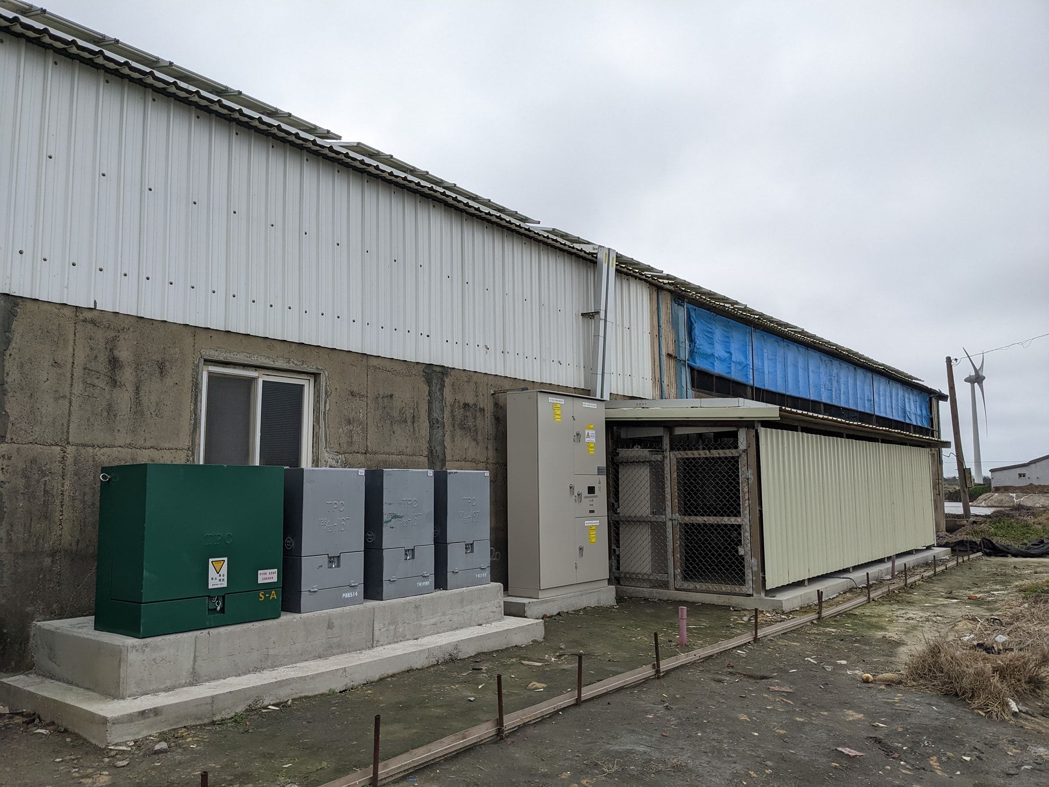 畜舍屋頂型太陽光電躉售系統-完工 (2).jpg