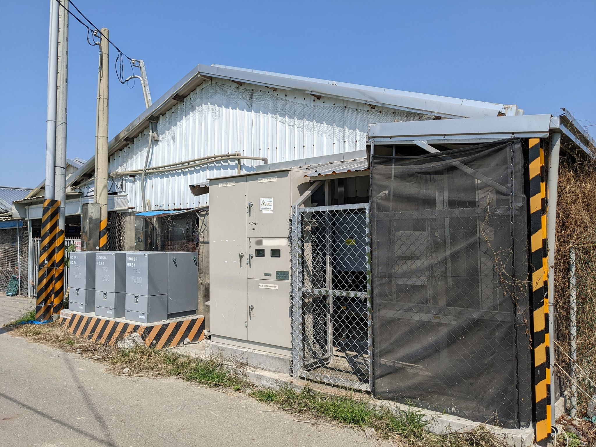 畜舍屋頂型太陽光電躉售系統-完工 (2).jpg