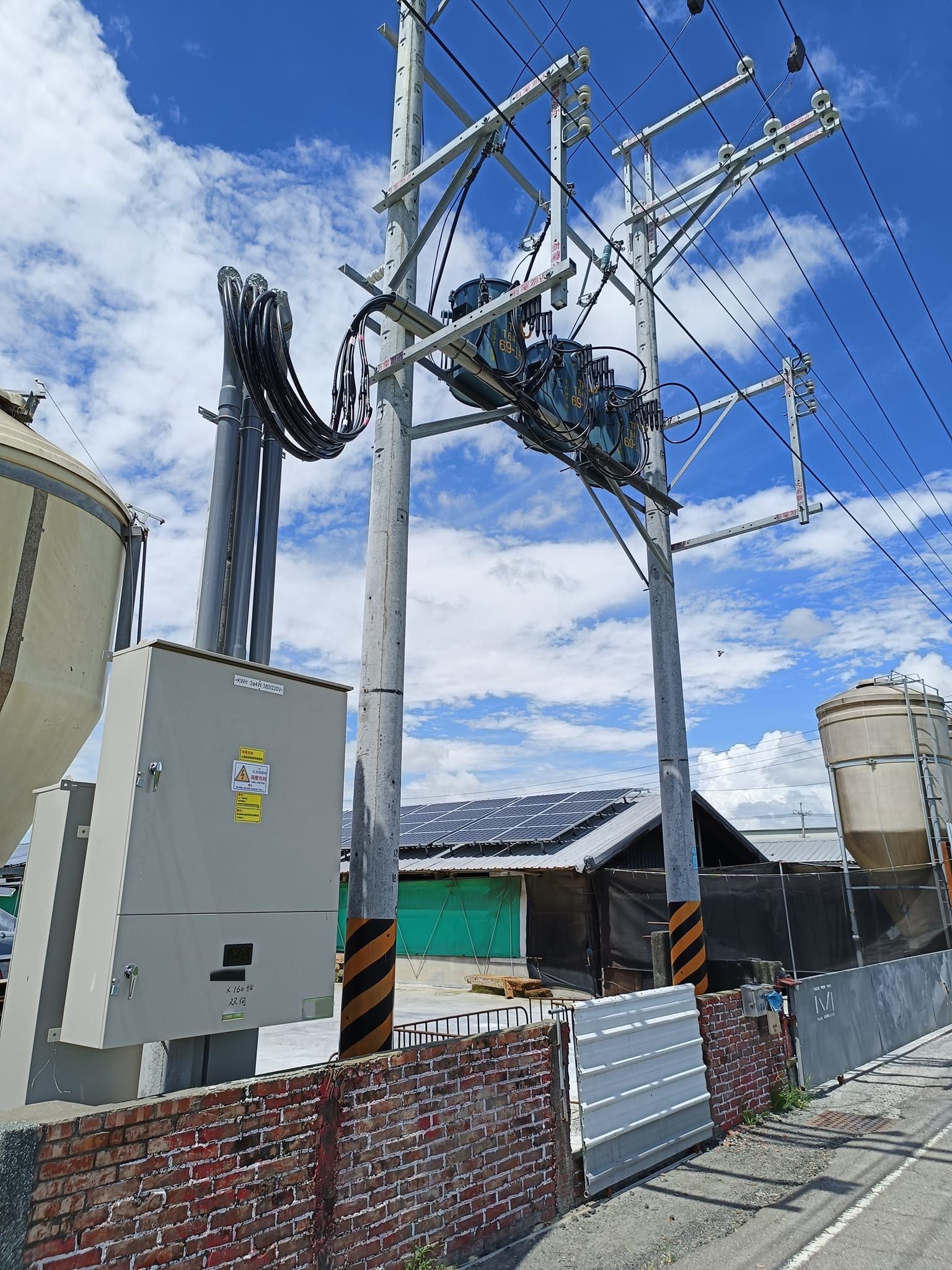 畜舍屋頂型太陽光電躉售系統-完工 (4).jpg