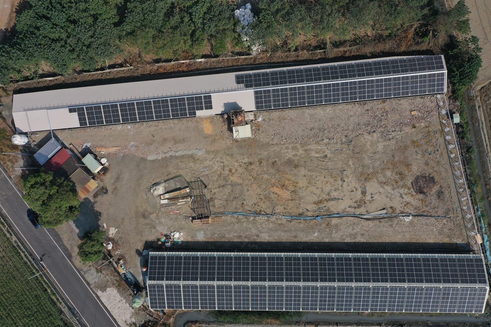 畜舍屋頂型太陽光電躉售系統-完工 (3).jpg