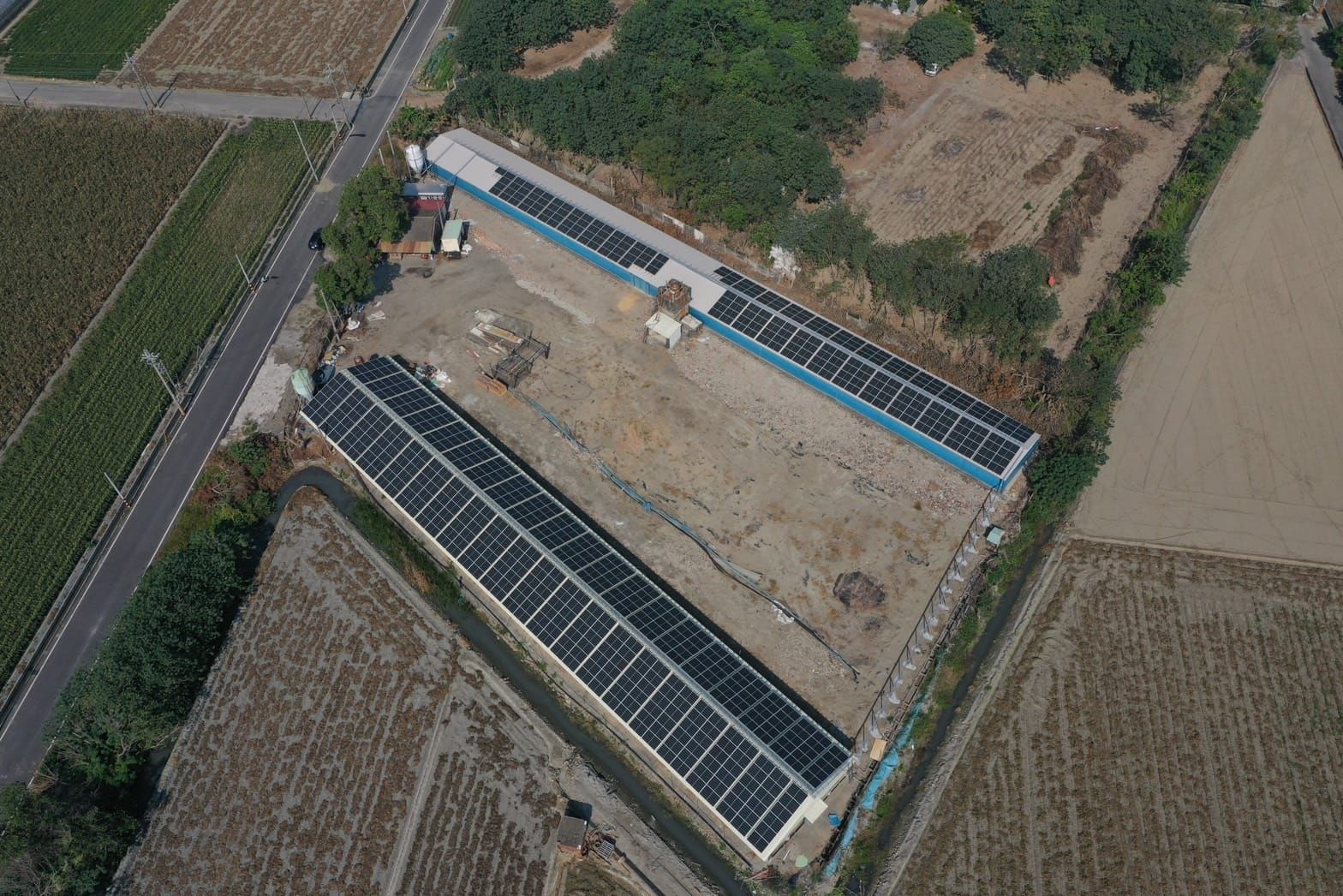 畜舍屋頂型太陽光電躉售系統-完工 (2).jpg