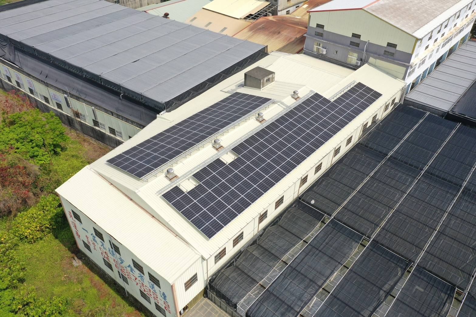 溫室屋頂型太陽光電躉售系統-完工-20250228.jpg