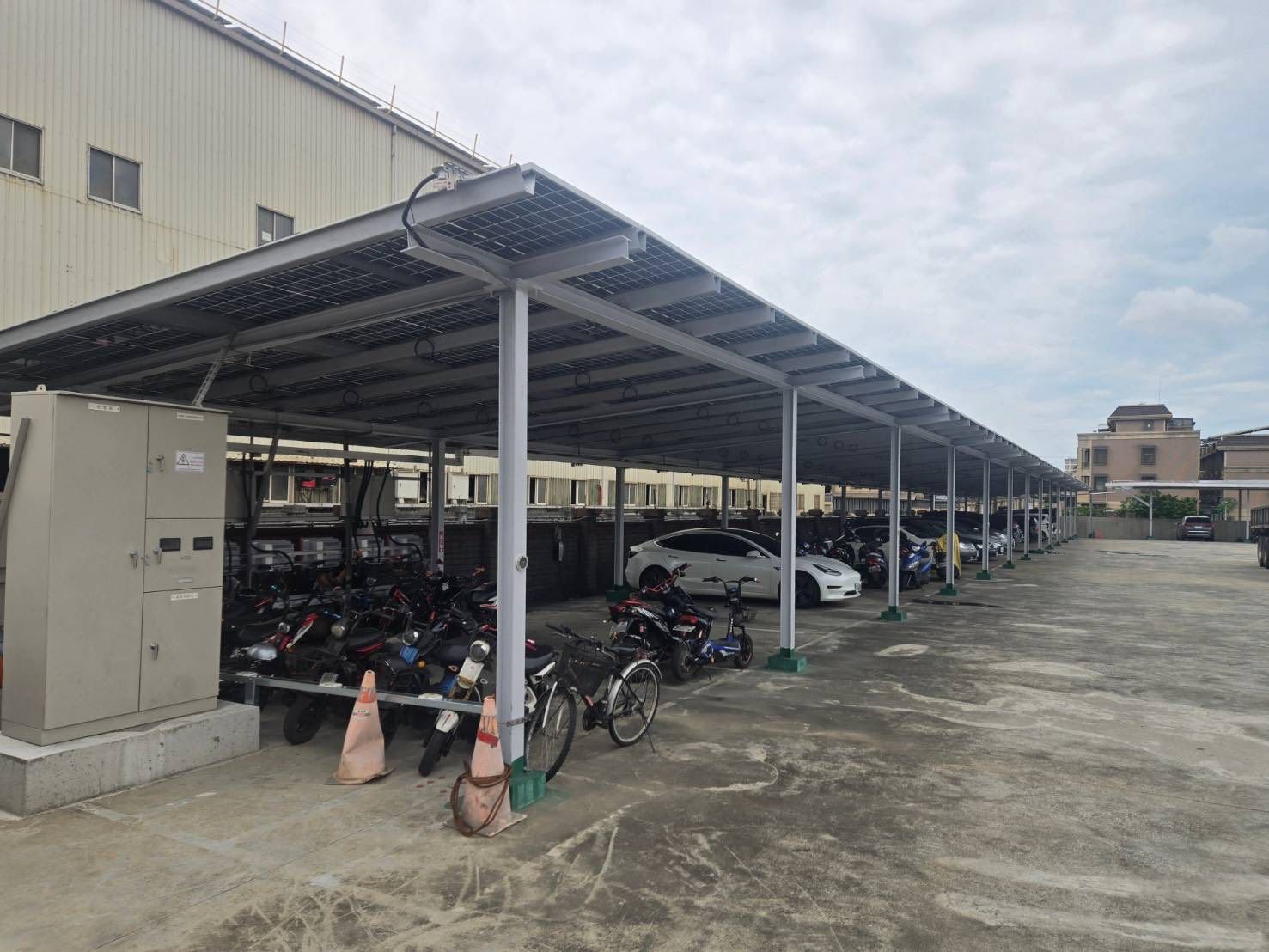 車棚地面型太陽光電躉售系統-完工 20250728-2.jpg