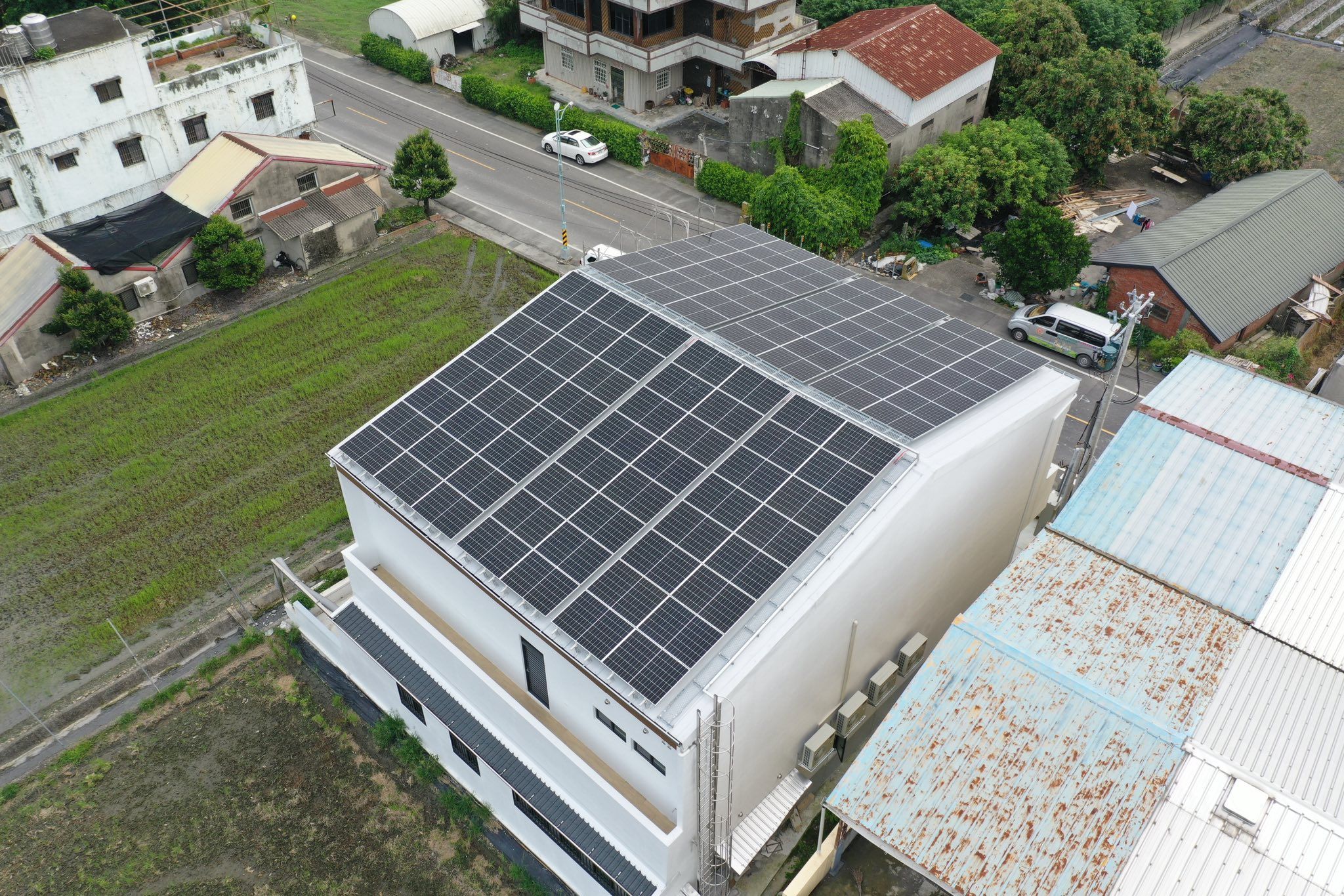 照護中心屋頂型太陽光電躉售系統-完工 20250724-1.jpg