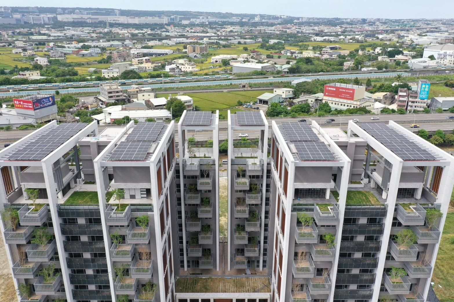 社區大樓屋頂型太陽光電躉售系統-完工-20251111-2.jpg